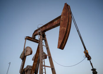 Oil rises after Iran strikes Middle East energy centers